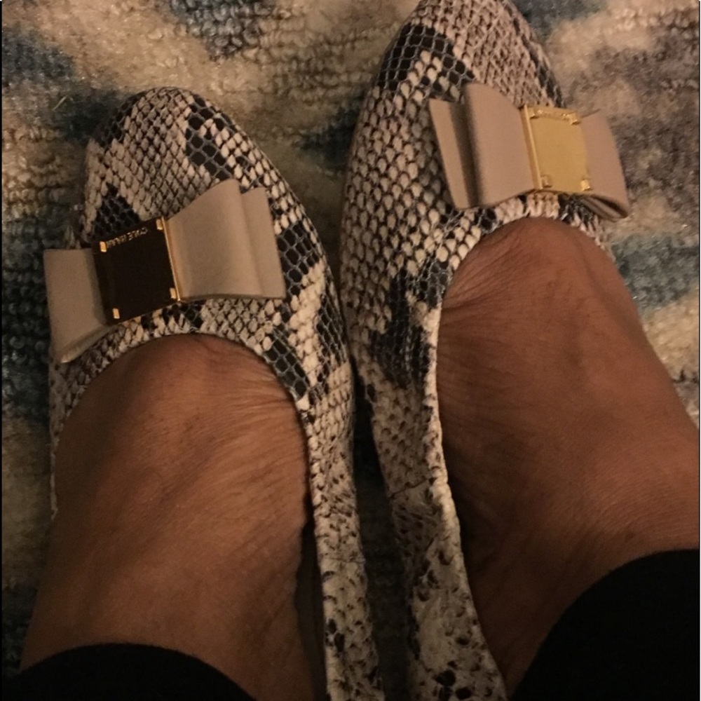 Like new Cole Haan flats. Worn once.